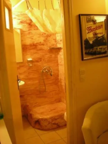 Adonis Gæstehus Mpatsi